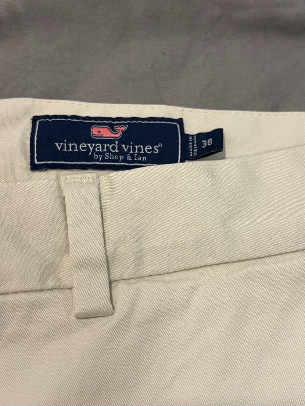 Vineyard Vines Cream Men’s Bermuda Shorts - Picture 2 of 3
